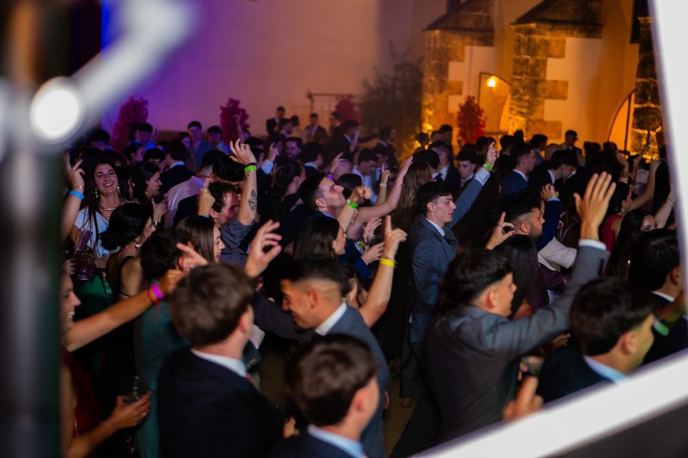 Invitados bailando bajo las estrellas de neón